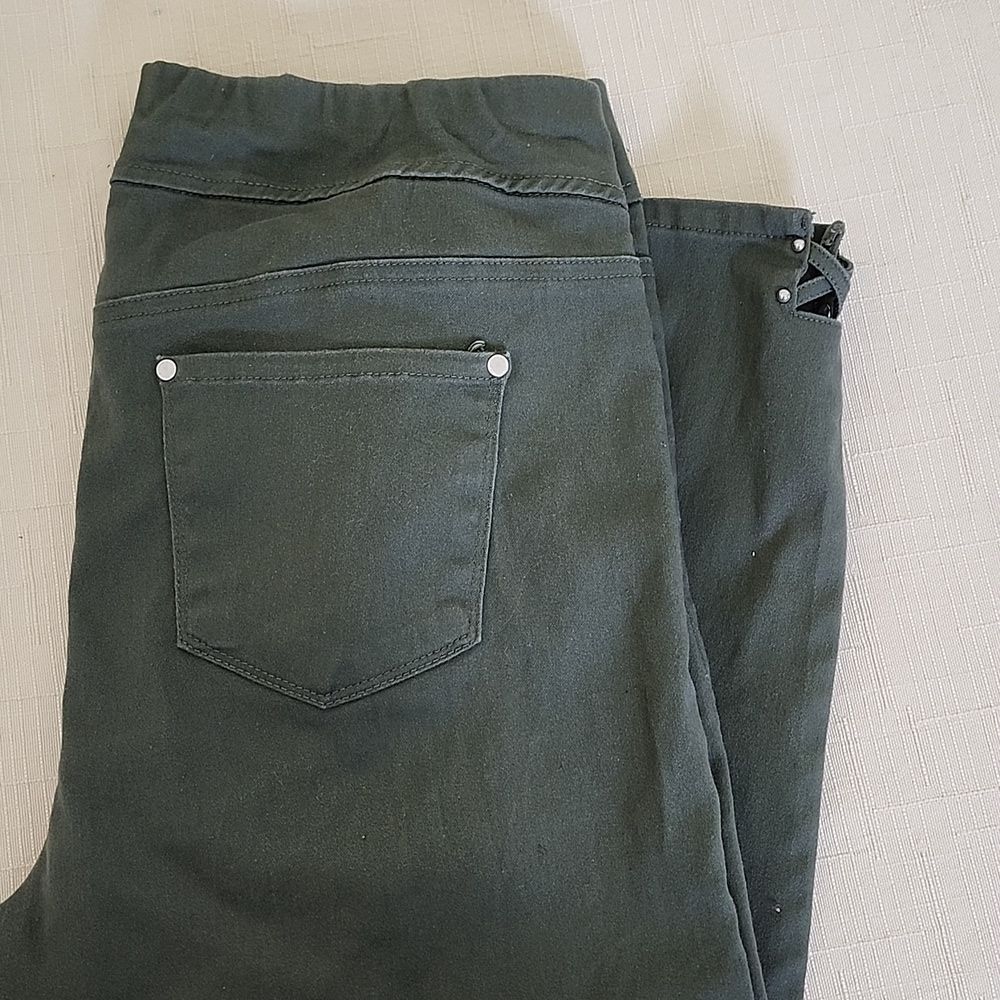 Avenue Denim Women's Olive Green Pull-On, Elastic Waist Capris, Size 14/16